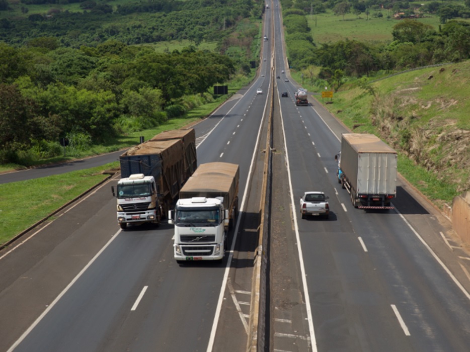 No momento, você está visualizando CNT alerta governo federal sobre problemas no transporte internacional de cargas provocados por medidas sanitárias implantadas por países vizinhos