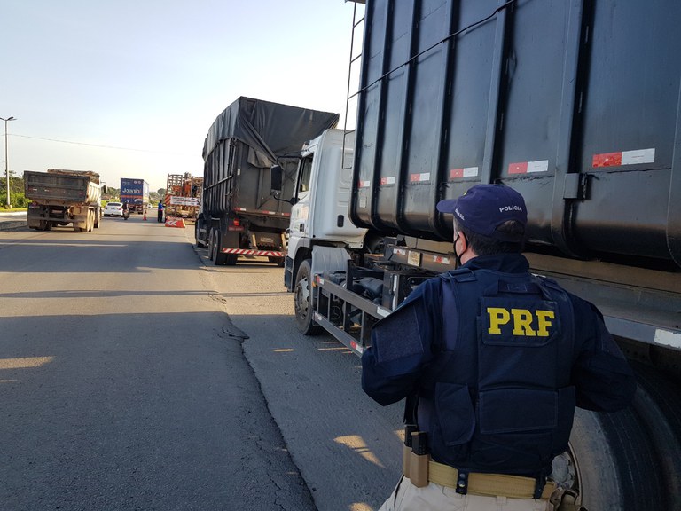 Leia mais sobre o artigo PRF no Ceará realiza XI operação temática de fiscalização de transporte de cargas indivisíveis