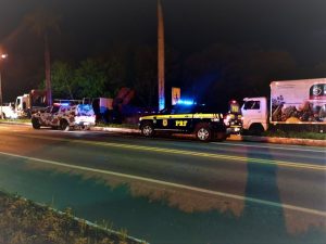 Leia mais sobre o artigo PRF e PMBA prendem quadrilha especializada em roubo de veículos de carga