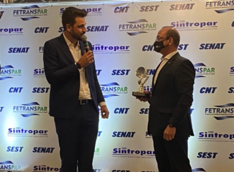 Leia mais sobre o artigo Vander Costa recebe homenagem dos transportadores do Oeste do Paraná