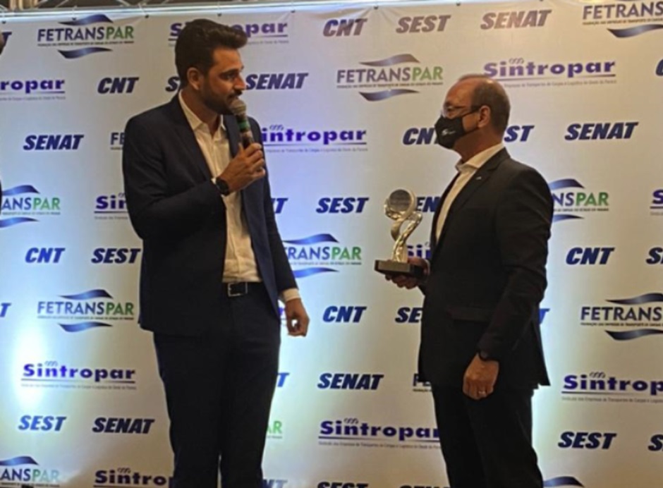 No momento, você está visualizando Vander Costa recebe homenagem dos transportadores do Oeste do Paraná