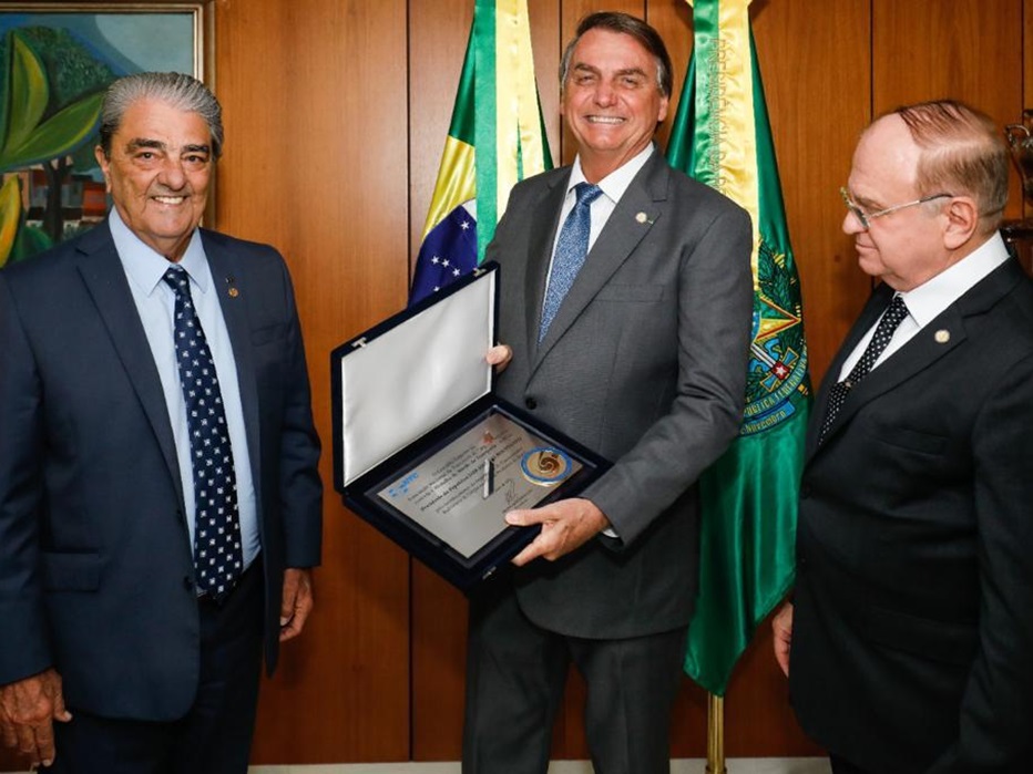 No momento, você está visualizando Presidente Francisco Pelucio entrega Medalha de Mérito do Transporte NTC para presidente Jair Bolsonaro, em Brasília