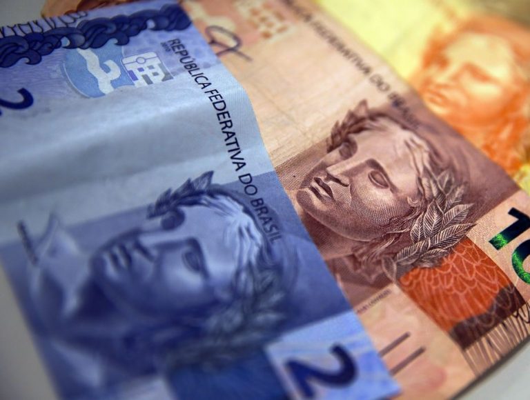 Leia mais sobre o artigo Mercado financeiro espera que taxa de juros Selic feche o ano em 5,50%