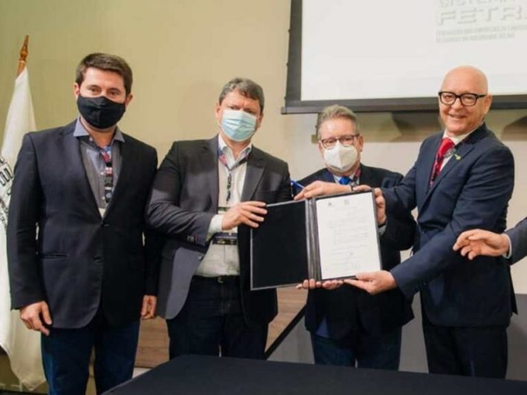 Leia mais sobre o artigo Ministério da Infraestrutura e Governo do RS assinam adesão ao DT-e em evento da FETRANSUL