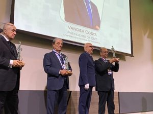 Leia mais sobre o artigo Presidente da CNT recebe Troféu Gaúcho do Transporte