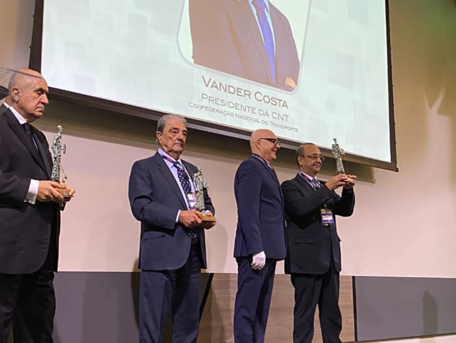 No momento, você está visualizando Presidente da CNT recebe Troféu Gaúcho do Transporte