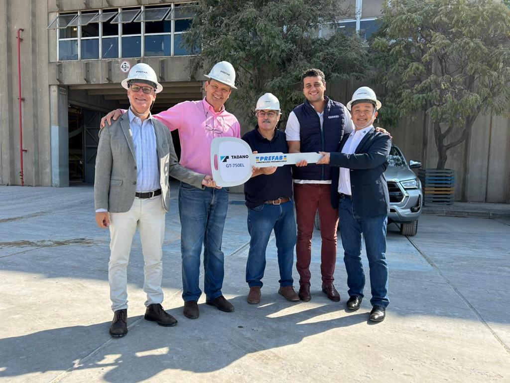 No momento, você está visualizando Caminhão guindaste Tadano chega ao Brasil após intervenção do SINDIPESA