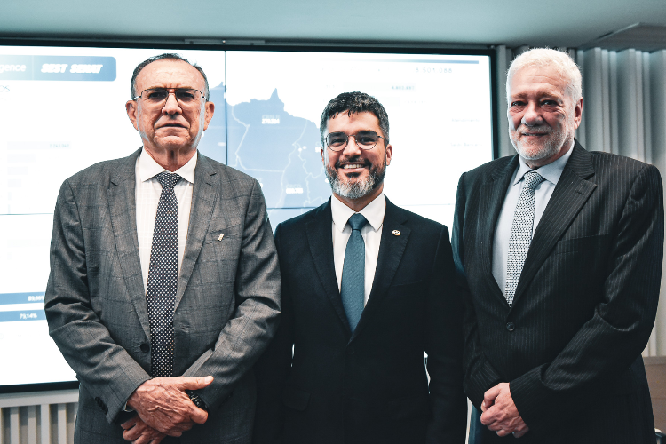 Leia mais sobre o artigo CNT e SENATRAN discutem questões para o aperfeiçoamento do setor de transportes