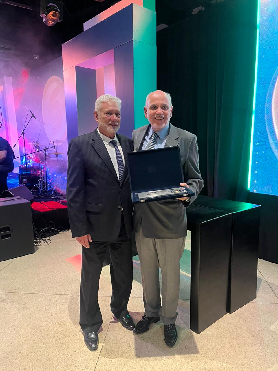 No momento, você está visualizando À frente da Locar, Julio Eduardo Simões recebe Medalha de Mérito do Transporte NTC