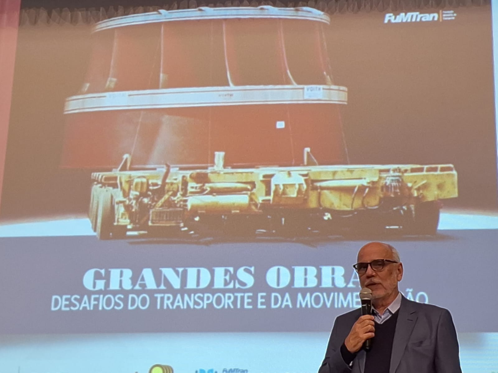 Leia mais sobre o artigo FuMTran e SINDIPESA lançam o livro “Grandes Obras – Desafios do Transporte e da Movimentação”