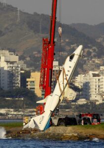 CI Rio de Janeiro (RJ) 12/08/2010 O jatinho táxi aéreo da OceanAir, de prefixo PT- LXO, com três pessoas a bordo, caiu, na manhã desta quinta-feira, próximo à cabeceira do Aeroporto Santos Dumont. Segundo a Infraero, o avião fazia manobra de pouso quando varou a pista e acabou caindo na Baía de Guanabara. Um pneu da aeronave estourou no momento da aterrissagem, de acordo com testemunhas. Piloto, co-piloto e um outro funcionário da empresa aérea foram resgatados com vida e passam bem. Foto Pablo Jacob / Extra / Agencia O Globo