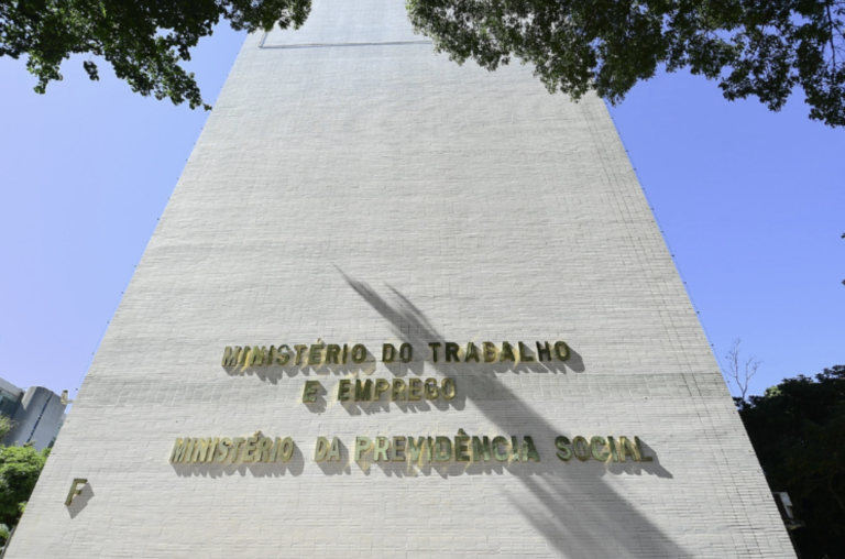 Leia mais sobre o artigo Governo oficializa suspensão do início da vigência para nova norma de saúde e segurança no trabalho relacionada aos riscos psicossociais