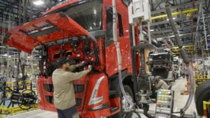 Leia mais sobre o artigo Brasil sobe ao 7º lugar no ranking mundial de produção de caminhões pesados em 2024, aponta OICA