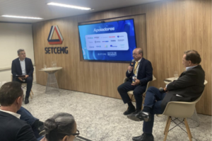 Leia mais sobre o artigo Vander Costa defende fortalecimento do transporte rodoviário de cargas durante encontro com empresários em Minas Gerais