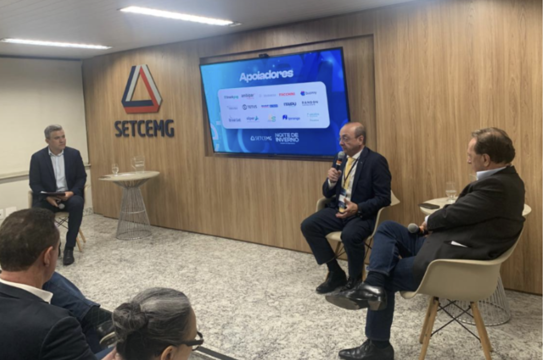 No momento, você está visualizando Vander Costa defende fortalecimento do transporte rodoviário de cargas durante encontro com empresários em Minas Gerais