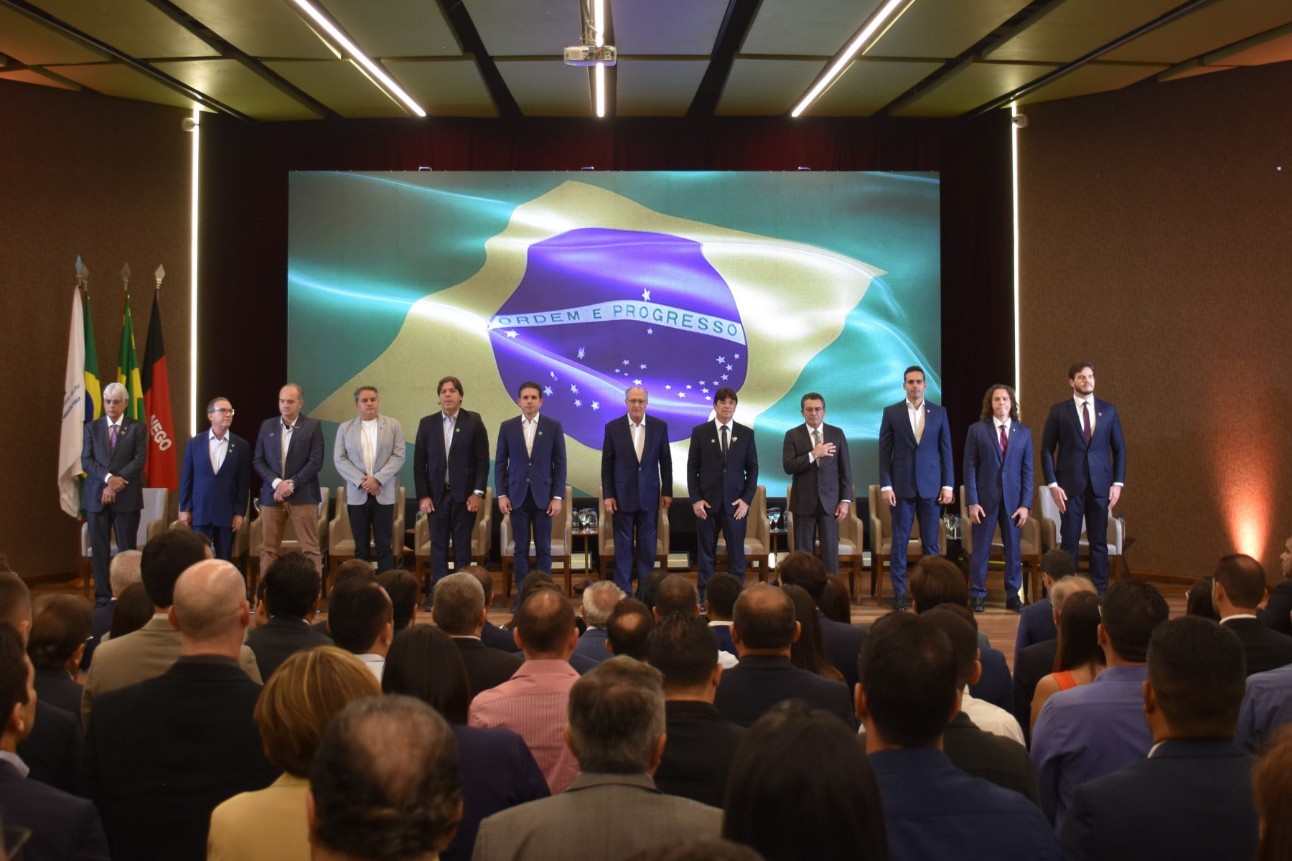 No momento, você está visualizando Setor da indústria discute combate ao Custo Brasil com a presença de Alckmin e Hugo Motta