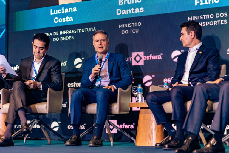 Leia mais sobre o artigo “País avança em concessões e bate recorde histórico em obras de transporte”, destaca Renan Filho