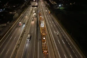 Leia mais sobre o artigo Carga gigante com cerca de 800 toneladas e 59 eixos fará viagem pela Via Dutra nos próximos dias