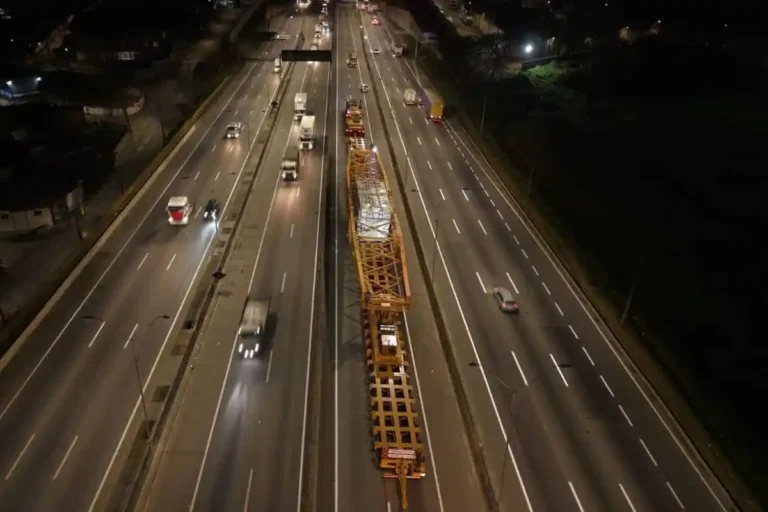 Leia mais sobre o artigo Carga gigante com cerca de 800 toneladas e 59 eixos fará viagem pela Via Dutra nos próximos dias