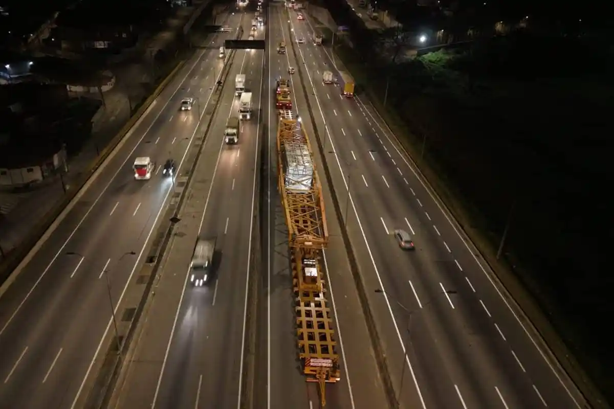 No momento, você está visualizando Carga gigante com cerca de 800 toneladas e 59 eixos fará viagem pela Via Dutra nos próximos dias