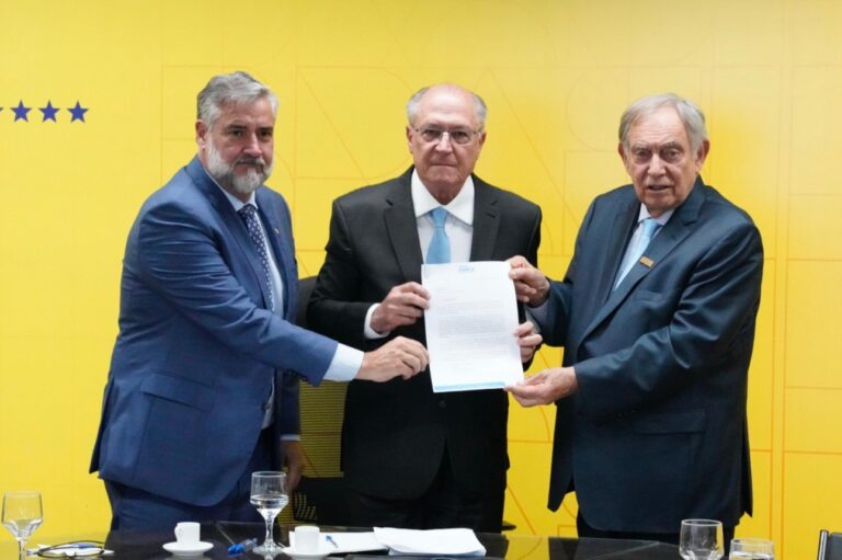 Leia mais sobre o artigo FIERGS pede a Alckmin ações compensatórias caso tarifas dos EUA sejam mantidas