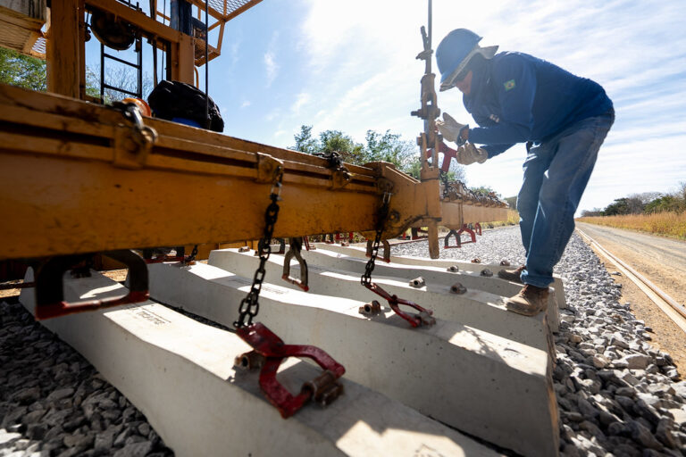 Leia mais sobre o artigo Investimentos federais destravam obras paradas e colocam a FIOL como eixo de integração logística e desenvolvimento sustentável no Brasil