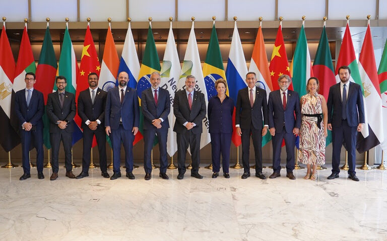 No momento, você está visualizando Governo negocia com Banco do BRICS R$ 2,7 bilhões para infraestrutura e logística