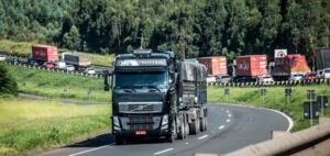 Leia mais sobre o artigo Transporte rodoviário de cargas ensaia recuperação, mas ainda acumula perdas